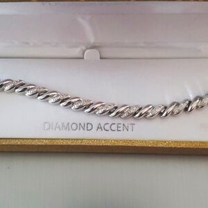 Bracelet Beautiful Silver Tone 7.5" with Gift Box